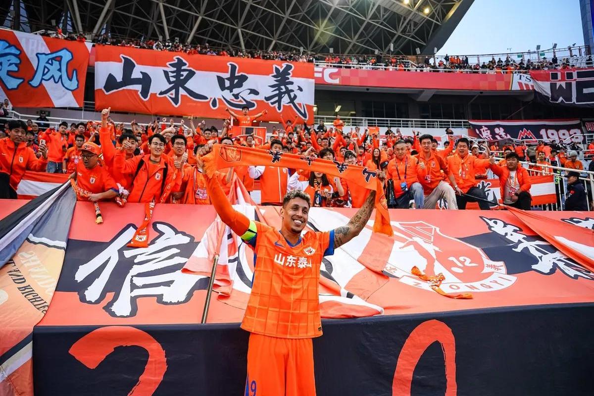 谢菲联新晋土炮喜获进球球迷喜出望外 谢菲联新晋土炮喜获进球球迷喜出望外