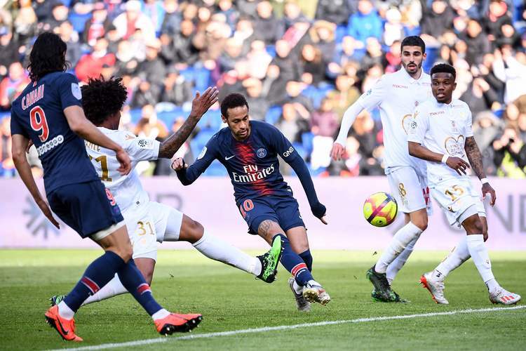 乐鱼官方网站-足坛豪门对决，胜负难料的激动一刻