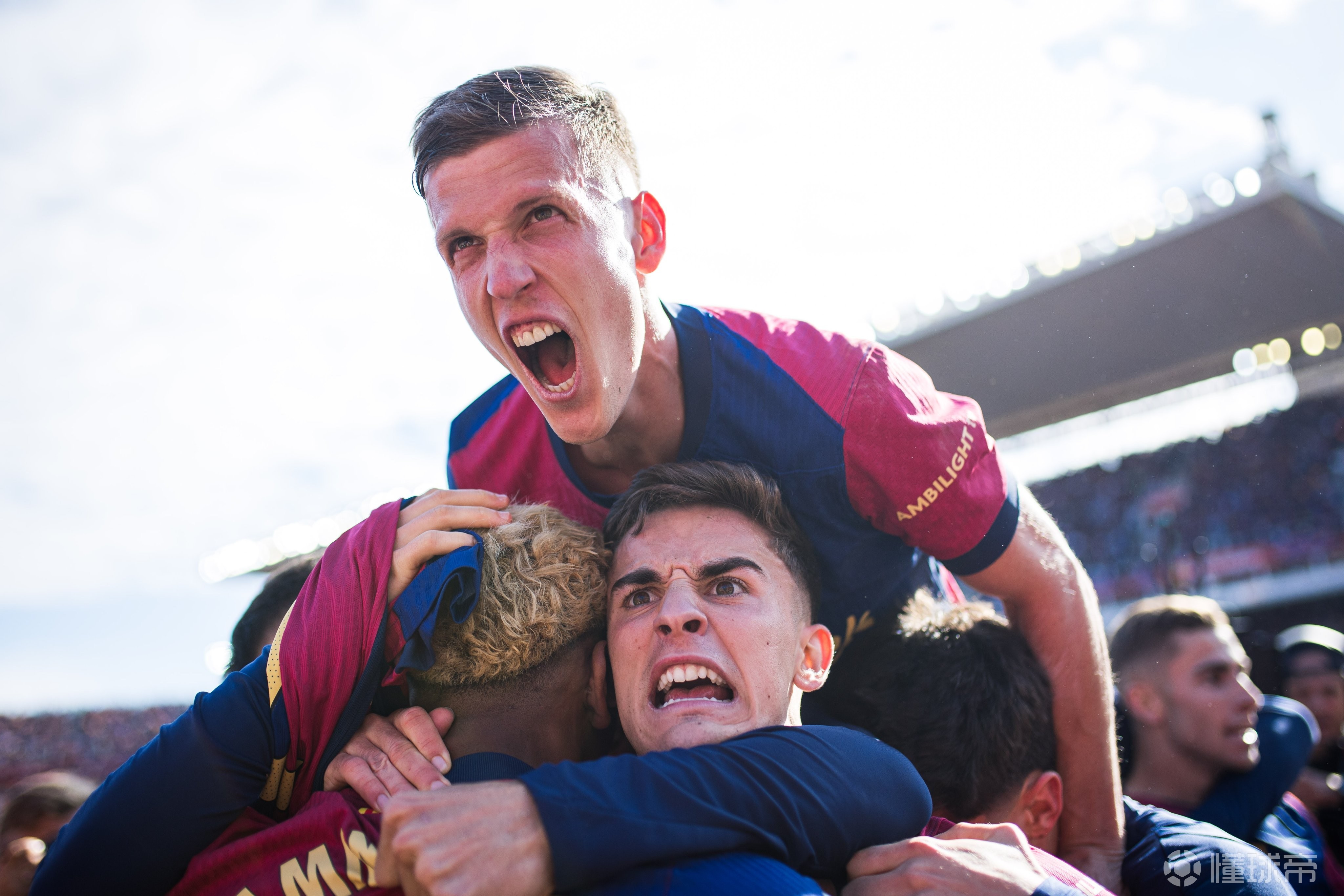 沃尔夫斯堡惊险获胜,球迷狂欢庆祝胜利 沃尔夫斯堡惊险获胜,球迷狂欢庆祝胜利