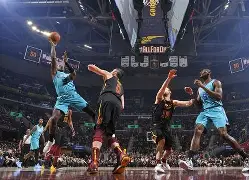 乐鱼体育在线娱乐-包含黄蜂主场逆袭鹈鹕，胡佛神勇得分助球队实现翻盘的词条