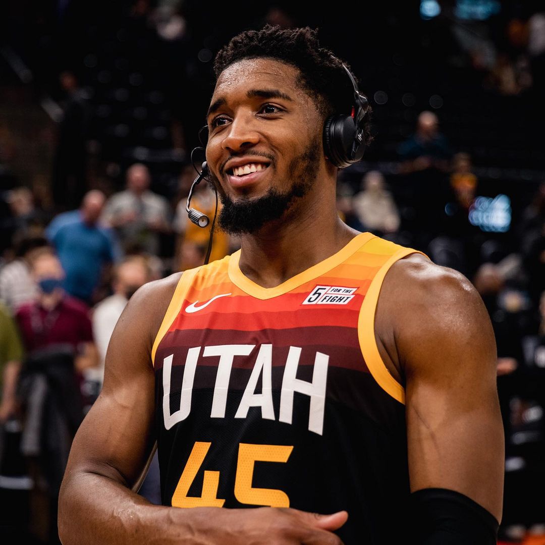 爵士抢险胜太阳,米切尔全力突进展现时刻冠心如钢精神 爵士抢险胜太阳,米切尔全力突进展现时刻冠心如钢精神