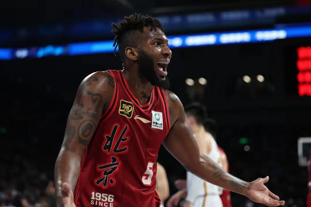 山东男篮连胜开启,领头羊之位稳固 山东男篮连胜开启,领头羊之位稳固