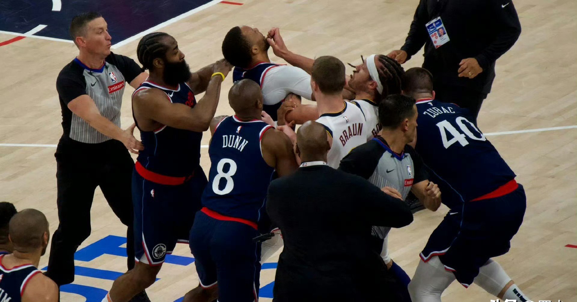 乐鱼体育登陆入口-爵士队主场告负给快船队，遭遇两连败