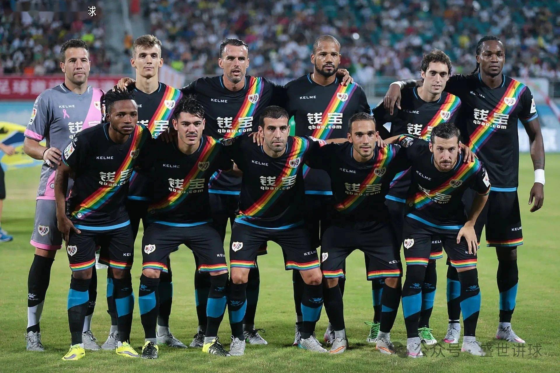 摩纳哥对马赛在球场上大战，场外事件热闹