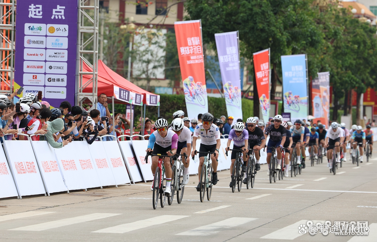 乐鱼app-球员们在场上奋勇争斗，冲刺向胜利终点