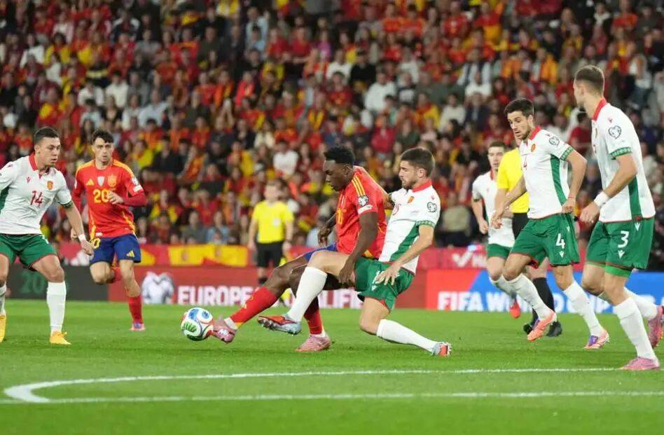 英格兰球员面对葡萄牙球员，牢牢封堵