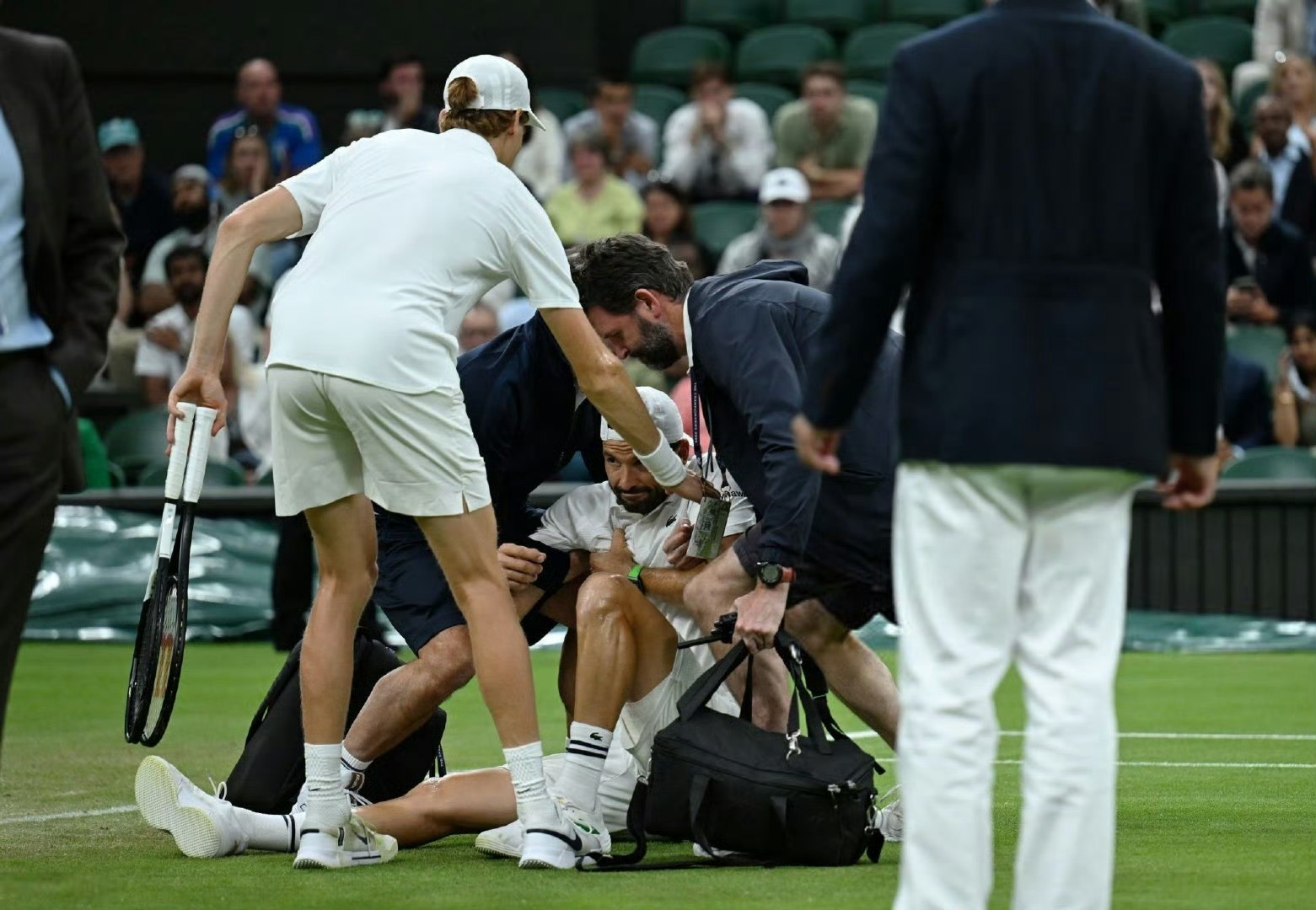 温网鏖战澳网，梅德韦杰夫扛起全队